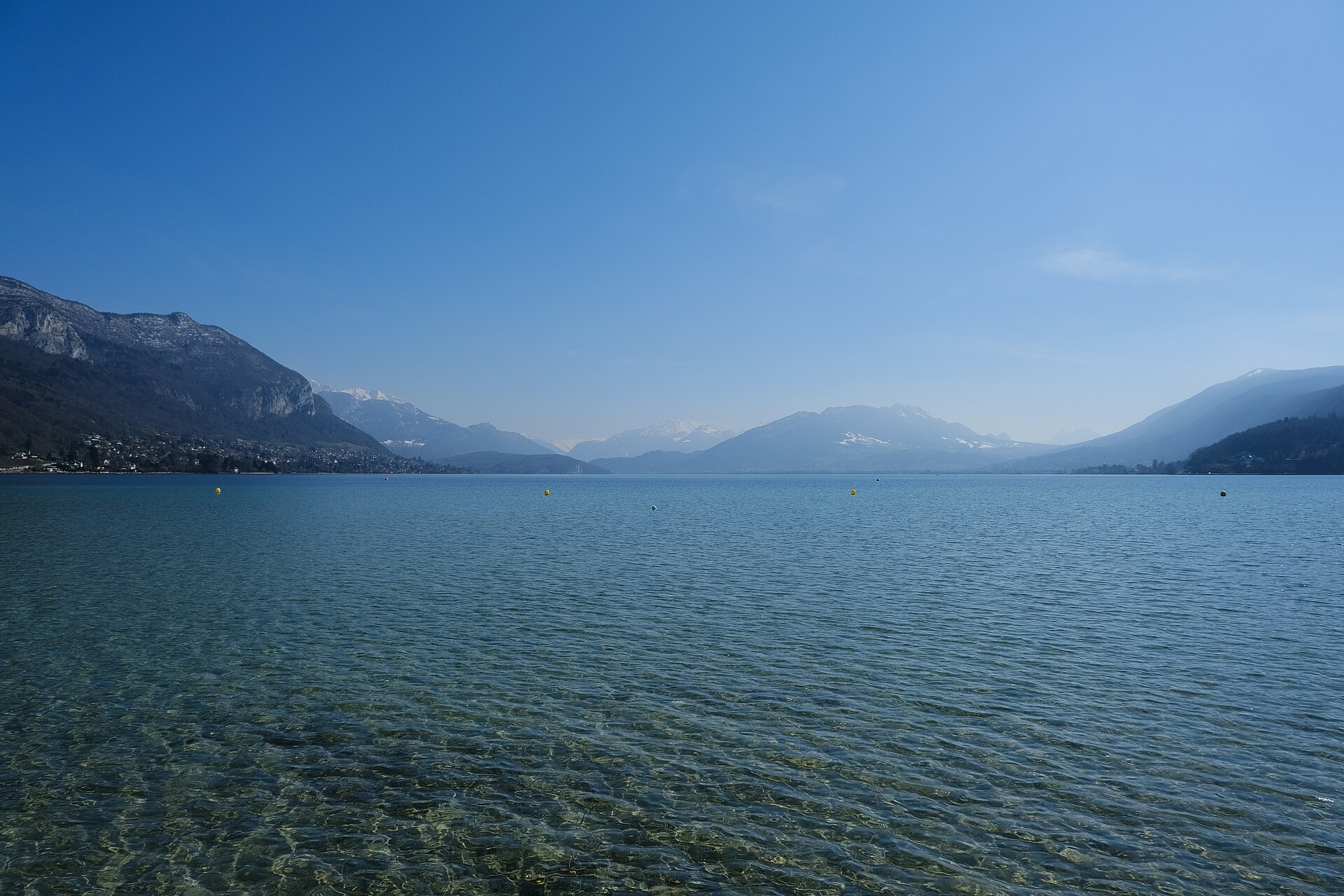 Rive lumineuse du lac d’Annecy et sommets alpins